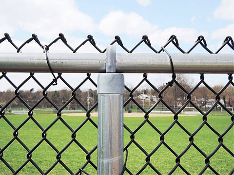 Installazione di recinzione a maglie rivestite in PVC