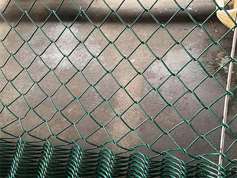 Produzione di recinzioni a maglie rivestite in PVC