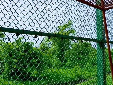 Зеленый забор из звеньев цепи