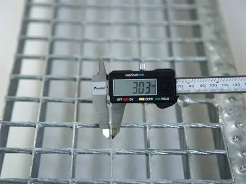 Thickness test of steel grating sheet