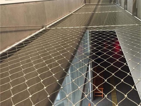 Fall arrest rope net for floors