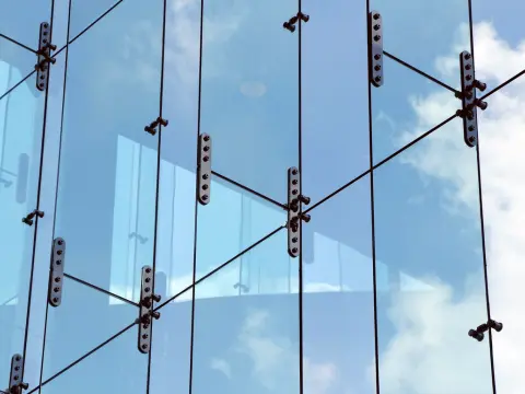 Glass curtain wall fastening