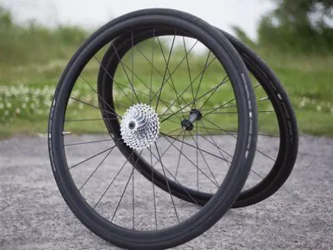 Bicycle rim axis