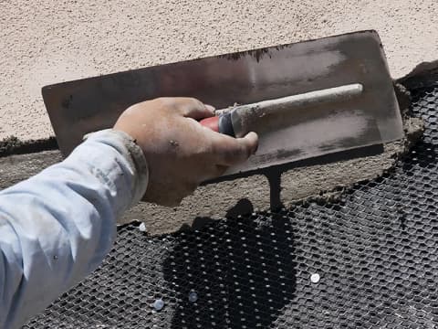 Reinforced expanded metal laths for building plastering
