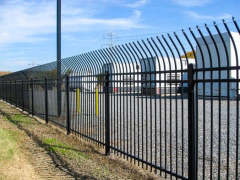 Picket fence with pointed edges