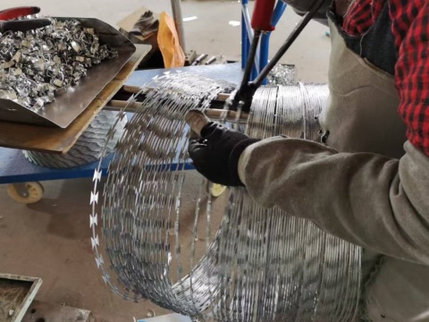 Razor barbed wire assembly install the blade