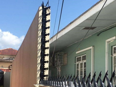 Anti-theft nails on the top of the wall