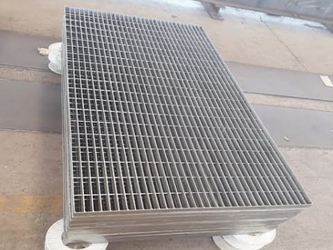 Stainless steel safety walkway grating