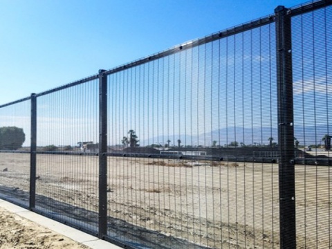 Railway anti-climb guardrail