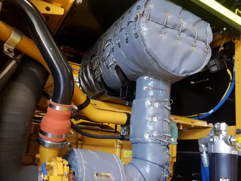 Self-locking gasket reinforcement